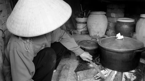 Азиатка варит рисовый пирог — стоковое фото
