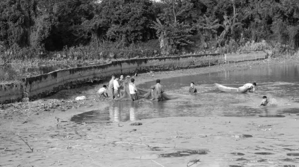 Fishermen fishing in the lagoon — Stock Photo, Image