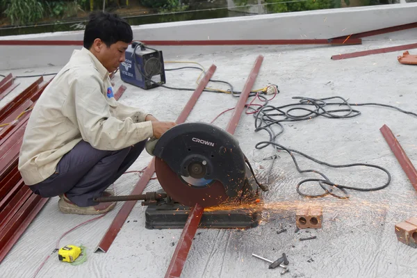 HAI DUONG, VIETNAM, JULY, 4: Worker use grinder to cut the steel — Stock Photo, Image