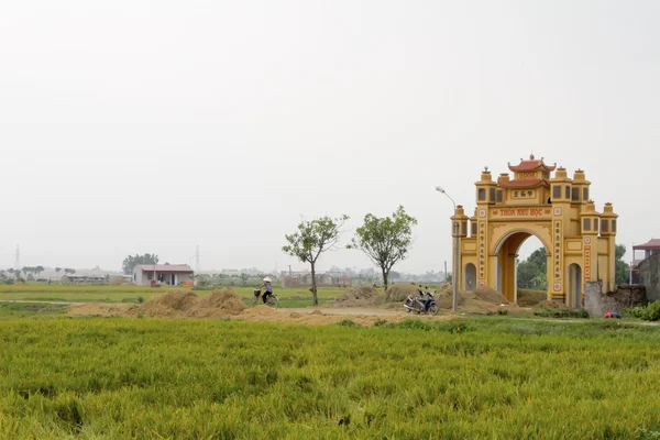 Gate in vietnamese rural village. This is special characteristic — Stock Photo, Image