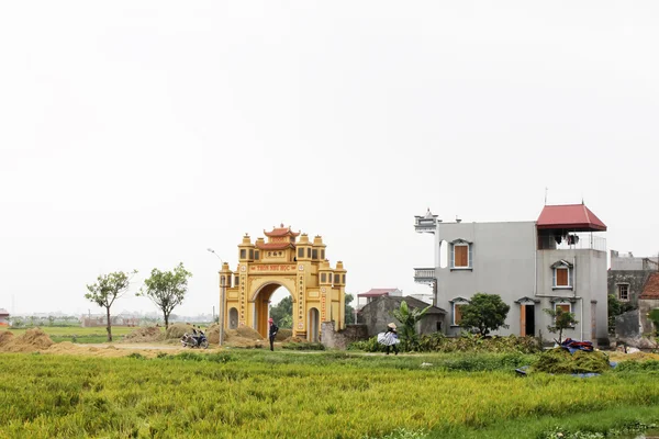 HAI DUONG, VIETNAM, JULHO 30: Portão na aldeia rural vietnamita em — Fotografia de Stock