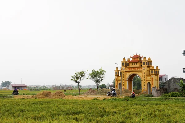 HAI DUONG, VIETNAM, JULY 30: Gate in vietnamese rural village on — Stock Photo, Image