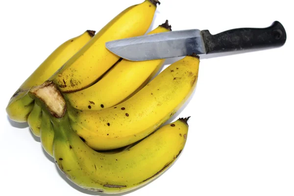 Banane mûre et couteau isolé sur fond blanc — Photo