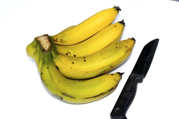 Rijpe banaan en mes geïsoleerd op witte achtergrond — Stockfoto