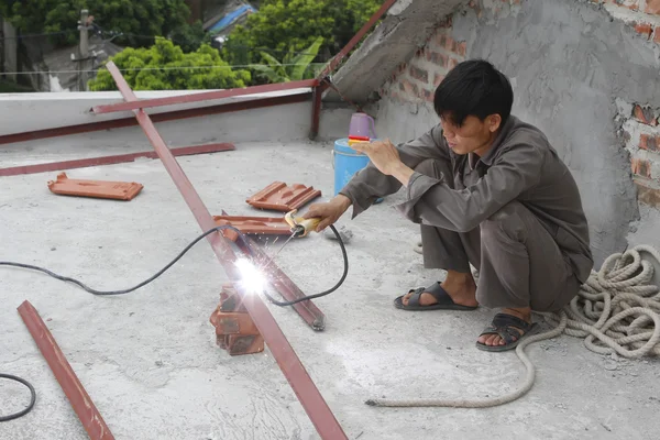 海阳、 越南，7 月 4 日，: 工人焊接钢筋在 7 月，201 — 图库照片
