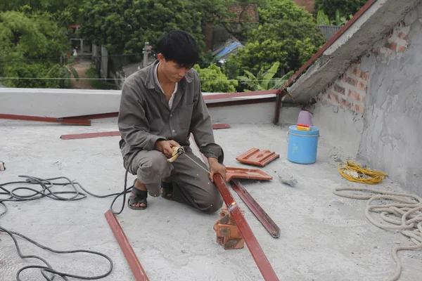 HAI DUONG, VIETNAM, JULIO, 4: Los trabajadores sueldan la barra de acero en julio, 201 — Foto de Stock