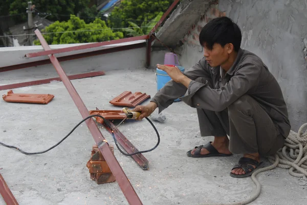 海阳、 越南，7 月 4 日，: 工人焊接钢筋在 7 月，201 — 图库照片