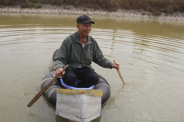 HAI DUONG, VIETNAM, JULIO, 30: pescador uso barco y red de pesca — Foto de Stock