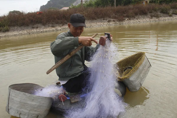 Hai Duong, Vietnam, července, 30: rybář použít loď a čisté rybaření — Stock fotografie