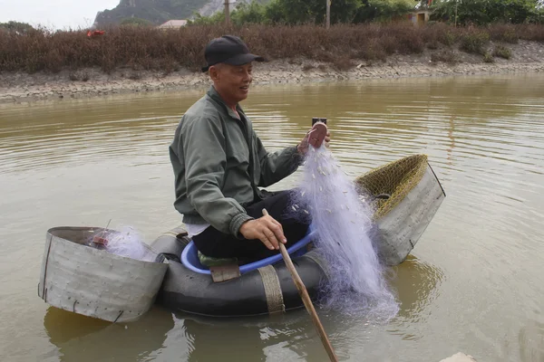 HAI DUONG, VIETNAM, JULIO, 30: pescador uso barco y red de pesca — Foto de Stock