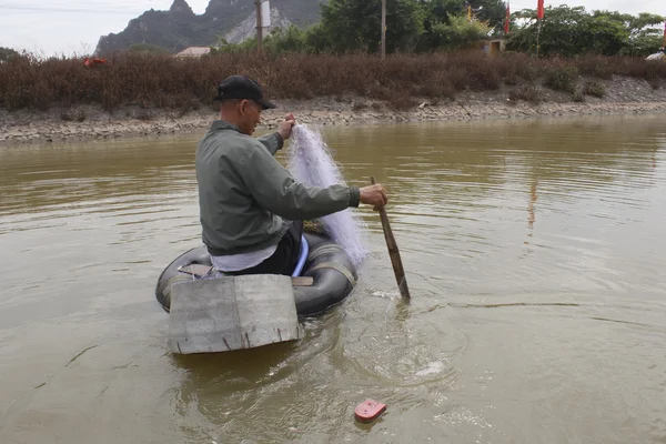 Hai Duong, Vietnam, července, 30: rybář použít loď a čisté rybaření — Stock fotografie