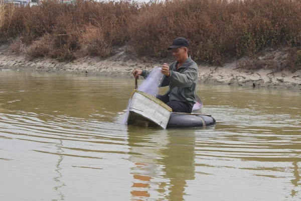 HAI DUONG, VIETNAM, 30 JUILLET : pêcheur en bateau et pêche au filet — Photo