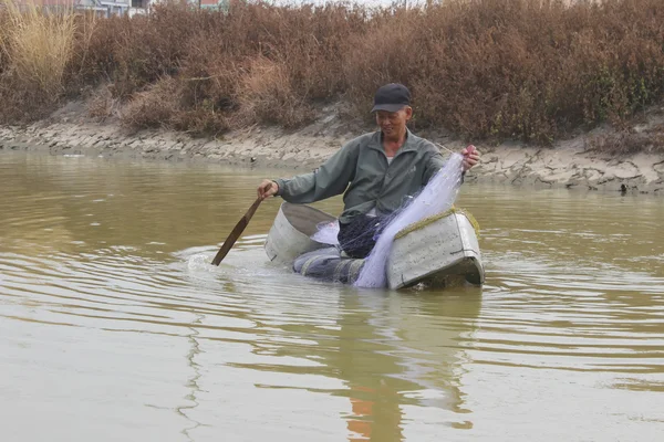 HAI DUONG, VIETNAM, ИЮЛЬ, 30: рыбак использовать лодку и сеть рыбалки — стоковое фото