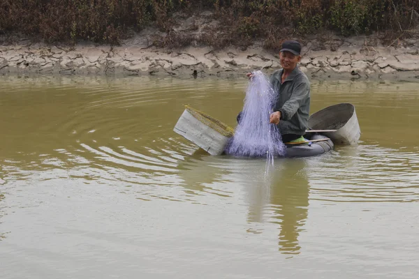 HAI DUONG, VIETNAM, 30 JUILLET : pêcheur en bateau et pêche au filet — Photo