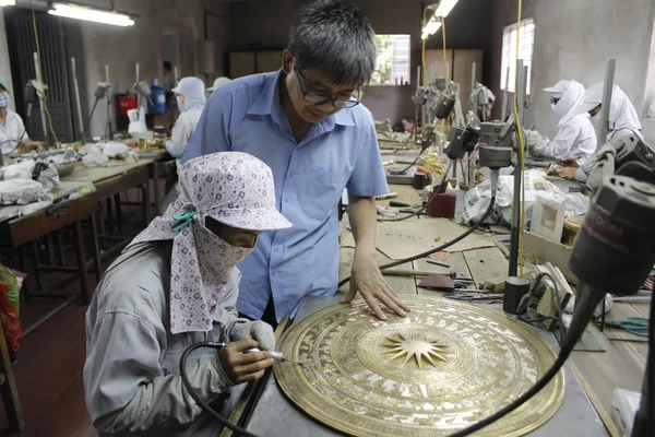 HAI DUONG, VIETNAM, 3 agosto: i lavoratori castigano la fusione del bronzo — Foto Stock