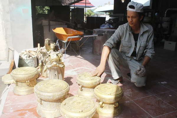 Hai Duong, Vietnam, augusti, 3: arbetstagare tukta brons gjutning — Stockfoto