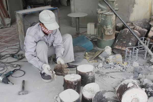 HAI DUONG, VIETNAM, 3 de agosto: molde de extracción de trabajadores casti de bronce — Foto de Stock