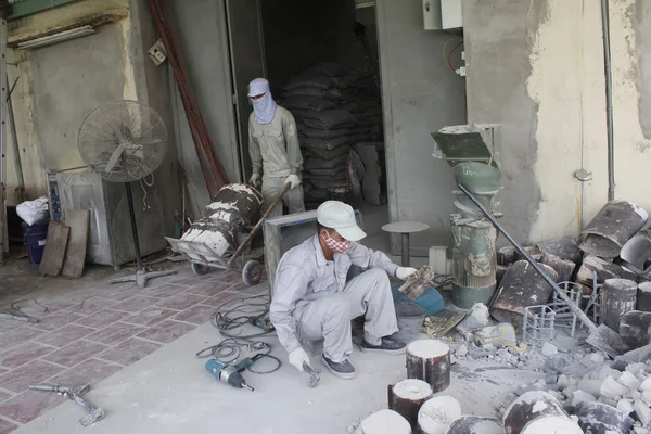 HAI DUONG, VIETNAM, 3 de agosto: molde de extracción de trabajadores casti de bronce — Foto de Stock