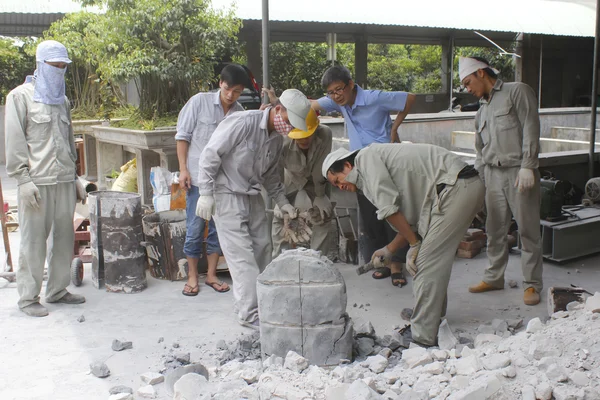 HAI DUONG, VIETNAM, 3 de agosto: molde de extracción de trabajadores casti de bronce — Foto de Stock