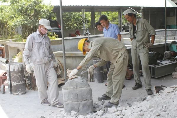 HAI DUONG, VIETNAM, 3 août : élimination des travailleurs moules casti bronze — Photo