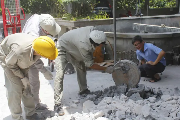 HAI DUONG, VIETNAM, 3 de agosto: molde de extracción de trabajadores casti de bronce —  Fotos de Stock