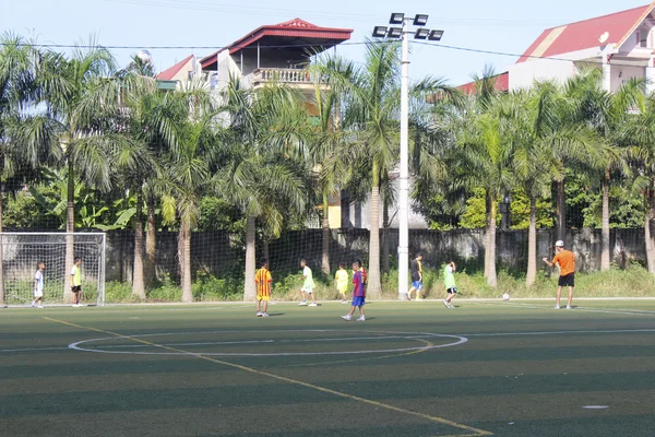 HAI DUONG, VIETNAM, 30 JUILLET : les garçons jouent au football sur le terrain — Photo