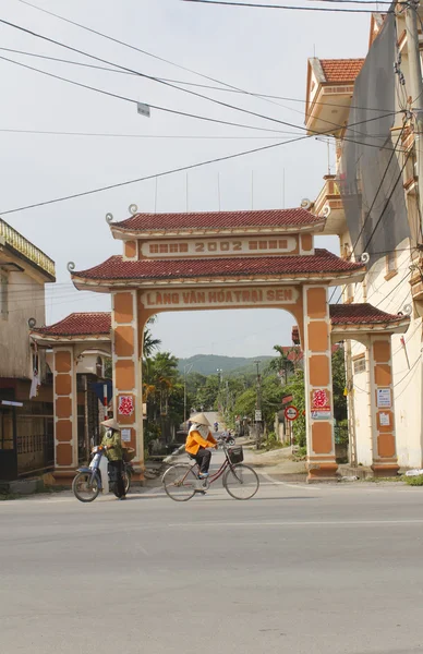 HAI DUONG, VIETNAM, 30 DE JULIO: Puerta en pueblo rural vietnamita en —  Fotos de Stock