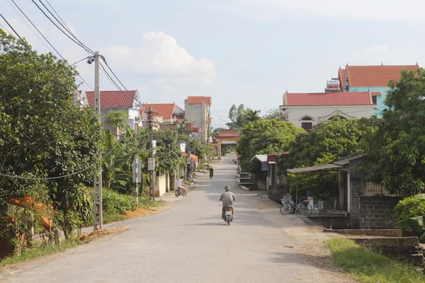 在越南农村村庄上扇大门，海阳，越南，7 月 30 日: — 图库照片