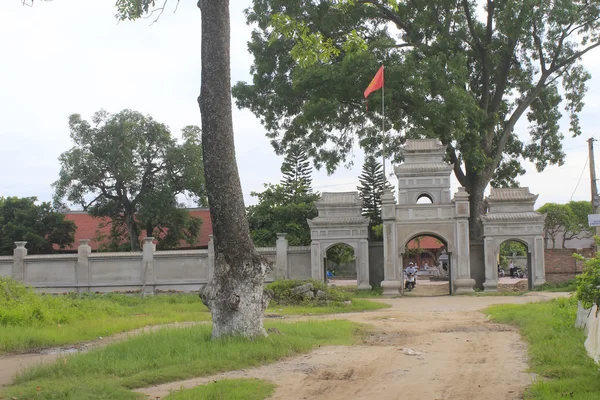 HAI DUONG, VIETNAM, 30 июля: Ворота во вьетнамской сельской деревне на — стоковое фото