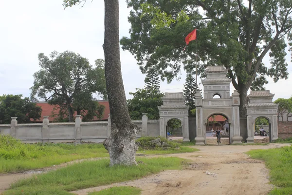 HAI DUONG, VIETNAM, JULY 30: Gate in vietnamese rural village on — Stock Photo, Image