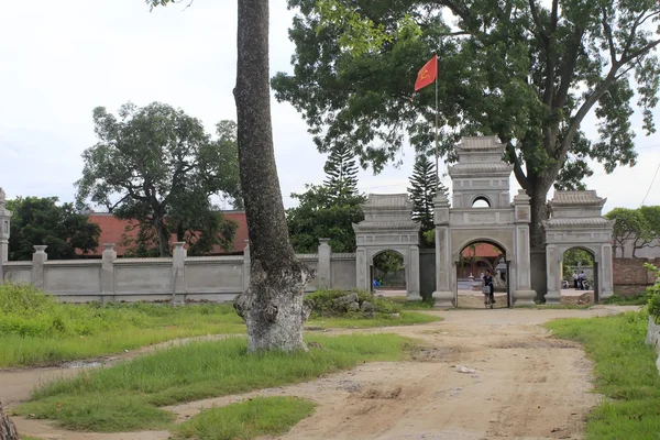Hai Duong, Vietnam, 30 juli: Gate in Vietnamees landelijk dorp op — Stockfoto
