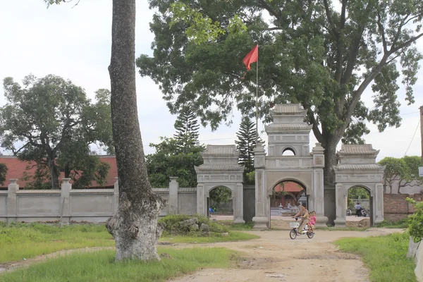 Хай Дуонг, В'єтнаму, 30 липня: Ворота у в'єтнамських сільській місцевості на — стокове фото