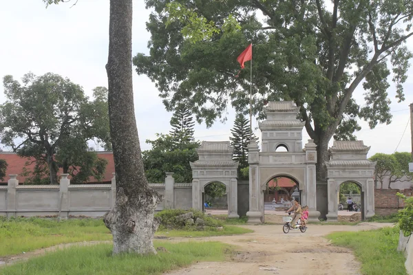 HAI DUONG, VIETNAM, JULHO 30: Portão na aldeia rural vietnamita em — Fotografia de Stock