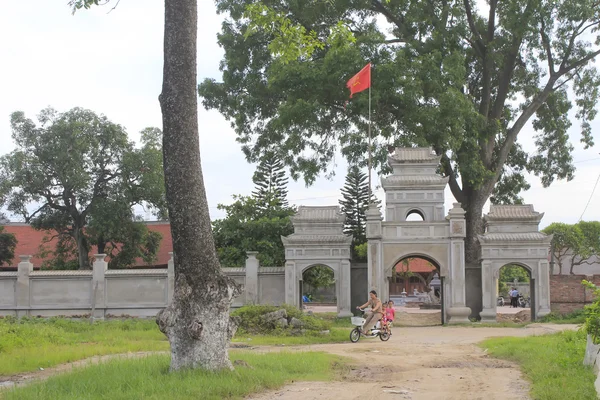 HAI DUONG, VIETNAM, JULY 30: Gate in vietnamese rural village on — Stock Photo, Image