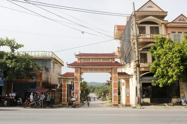 HAI DUONG, VIETNAM, JULY 30: Gate in vietnamese rural village on — Stock Photo, Image