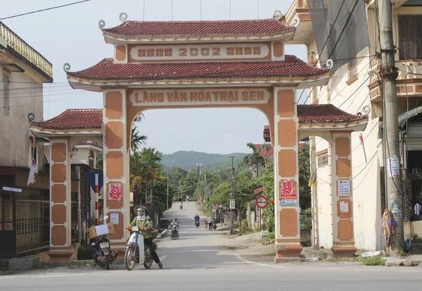 HAI DUONG, VIETNAM, 30 LUGLIO: Porta nel villaggio rurale vietnamita su — Foto Stock