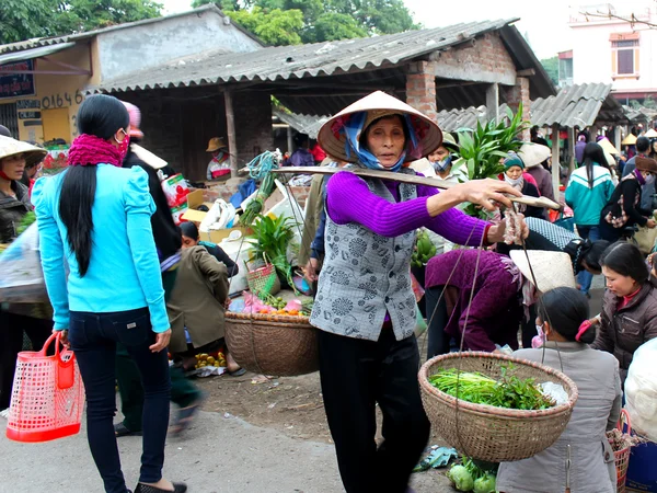 亚洲妇女在市场上销售蔬菜 — 图库照片