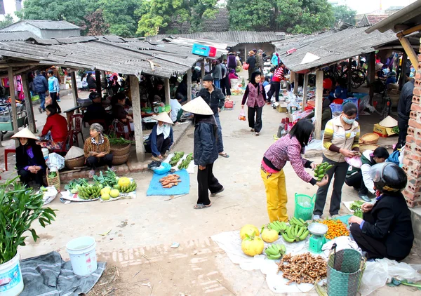 Aziatische vrouw verkopen wierook in de markt — Stockfoto