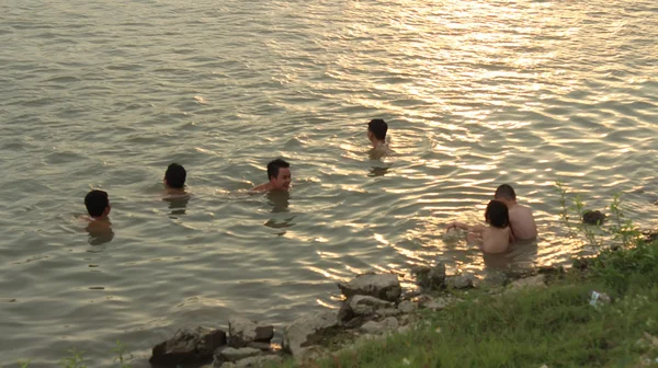 HAI DUONG, VIETNAM, JUNIO, 10: personas bañándose en el río al sol —  Fotos de Stock