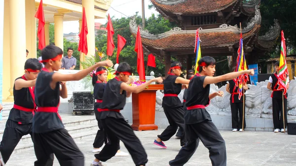 HAI DUONG, VIETNAM, JULHO, 23: Os praticantes de artes marciais por — Fotografia de Stock
