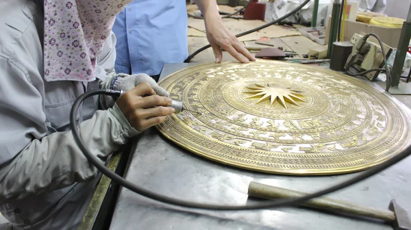 Workers castigate bronze casting products, vietnam — Stock Photo, Image