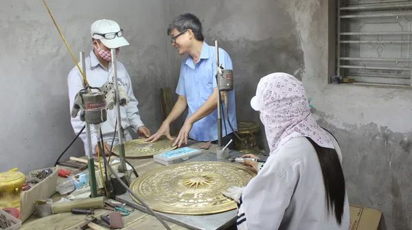 HAI DUONG, VIETNAM, August, 3: workers castigate bronze casting — Stock Photo, Image