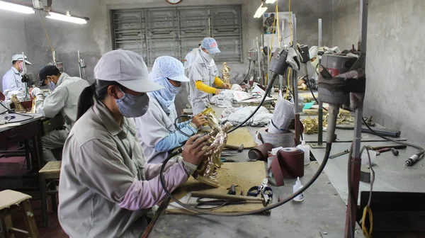 HAI DUONG, VIETNAM, 3 de agosto: los trabajadores castigan la fundición de bronce —  Fotos de Stock