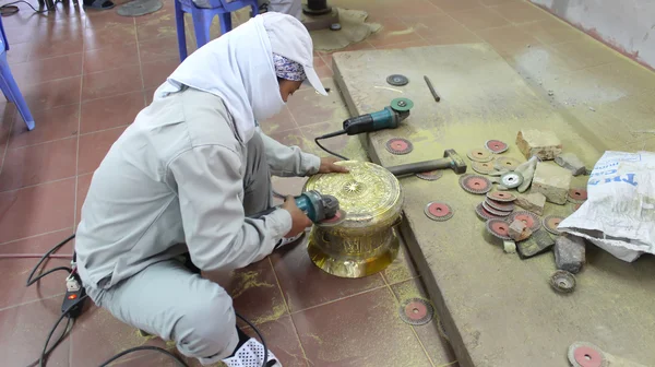 HAI DUONG, VIETNAM, 3 de agosto: los trabajadores castigan la fundición de bronce — Foto de Stock