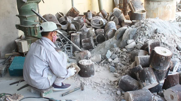 HAI DUONG, VIETNAM, August, 3: workers removal mold bronze casti — Stock Photo, Image