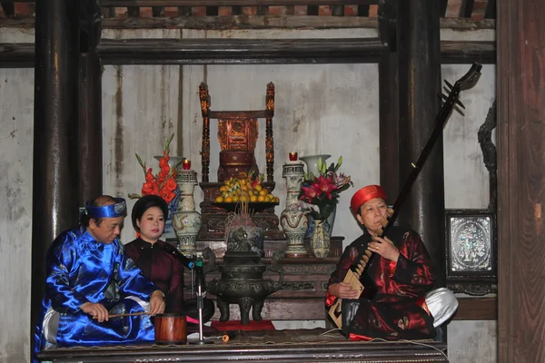 HAI DUONG, VIETNAM, 28 mars : artistes folkloriques chantant des chansons folkloriques à — Photo