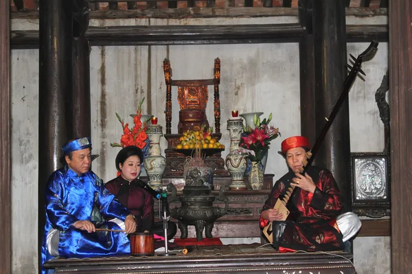 HAI DUONG, VIETNAM, 28 mars : artistes folkloriques chantant des chansons folkloriques à — Photo