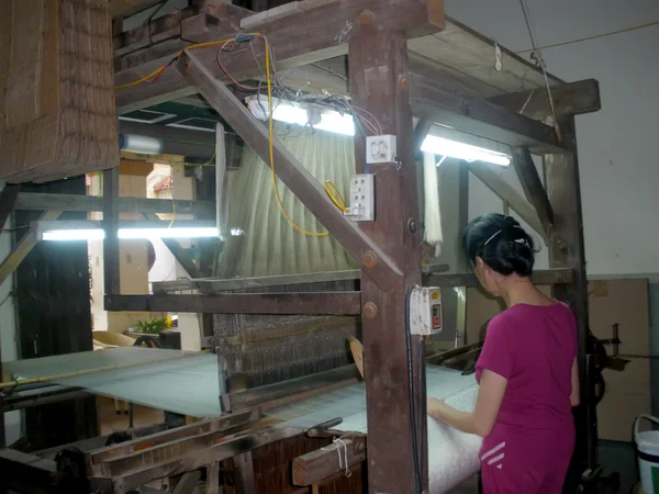 HAI DUONG, VIETNAM, 30 DE JULIO: Mujer asiática girando y tejiendo — Foto de Stock