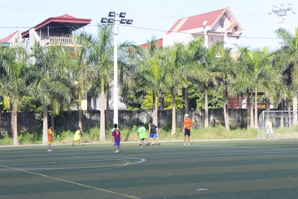 HAI DUONG, VIETNAM, 30 JUILLET : les garçons jouent au football sur le terrain — Photo