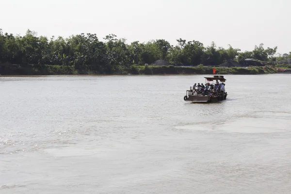 HAI DUONG, VIETNAM, JULY 30: Ferry on the river on july, 30, 201 — Stock Photo, Image